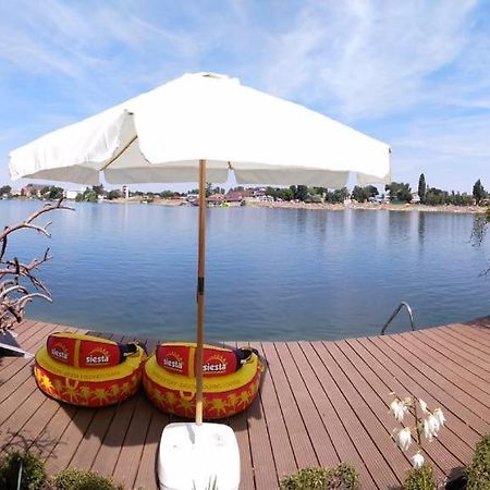 Topsenec-Lakeside Home Bagian luar foto
