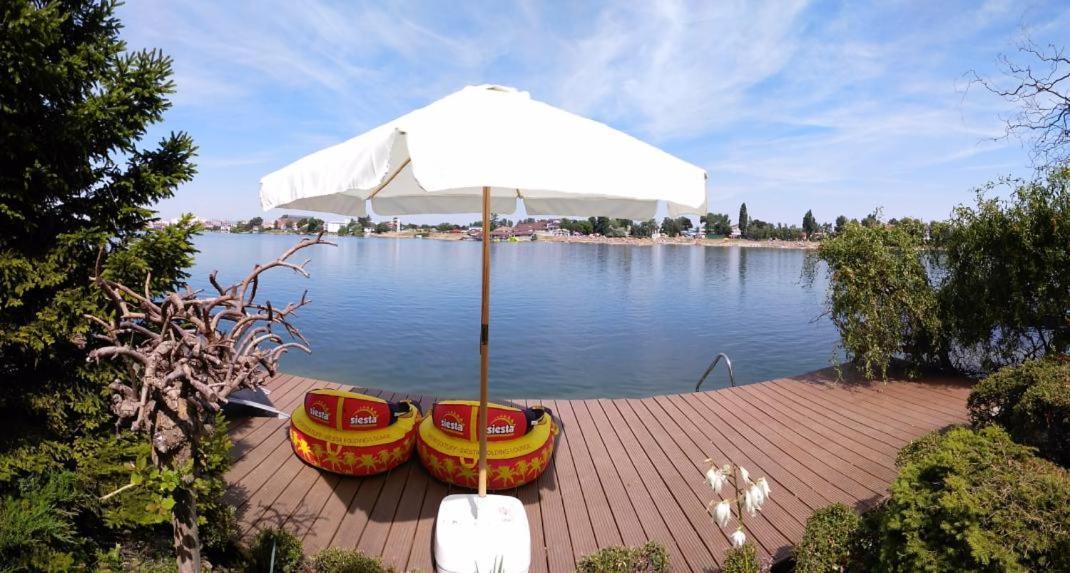 Topsenec-Lakeside Home Bagian luar foto