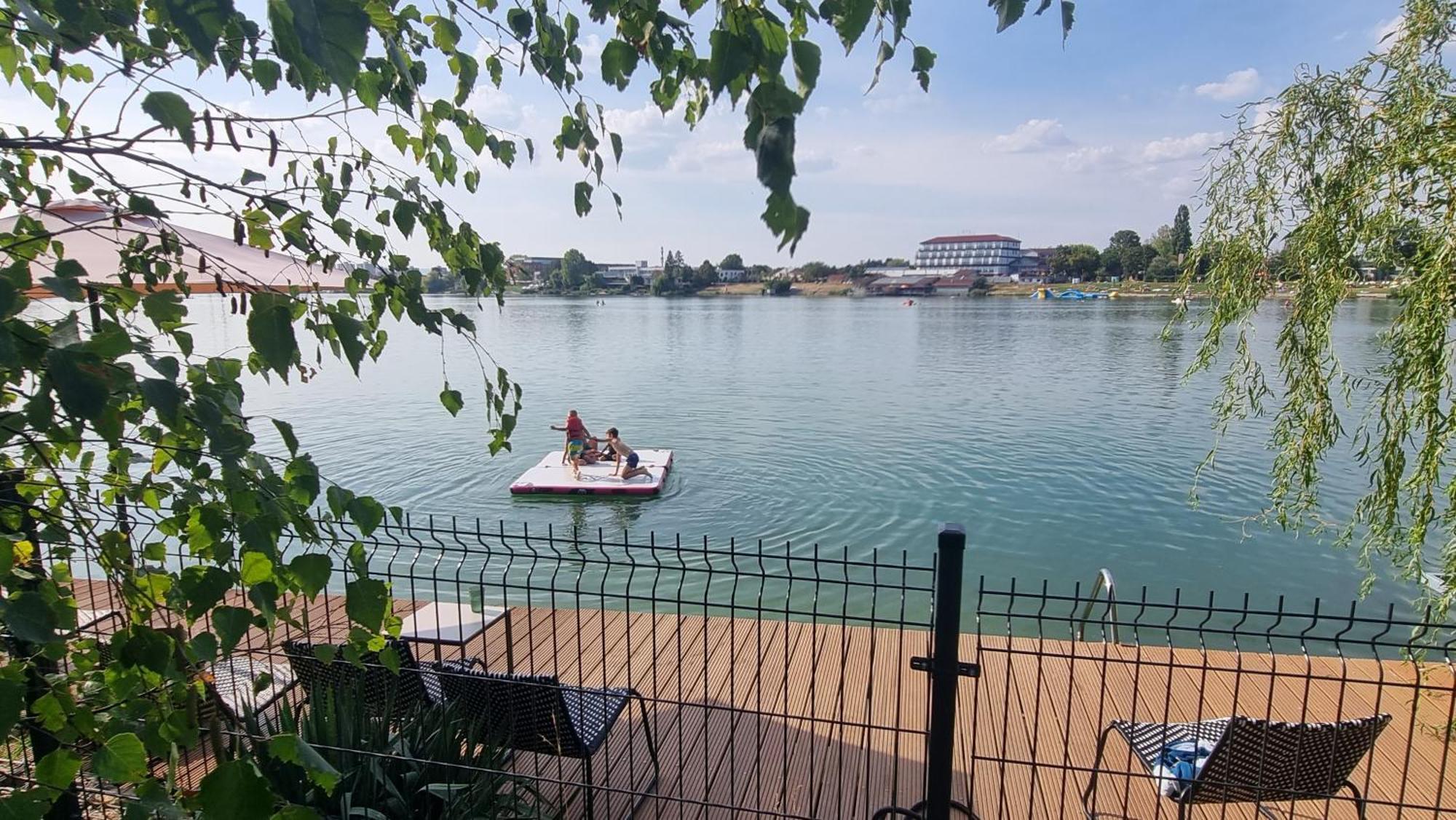 Topsenec-Lakeside Home Bagian luar foto