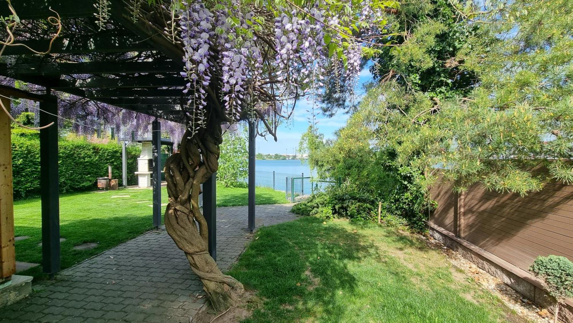 Topsenec-Lakeside Home Bagian luar foto
