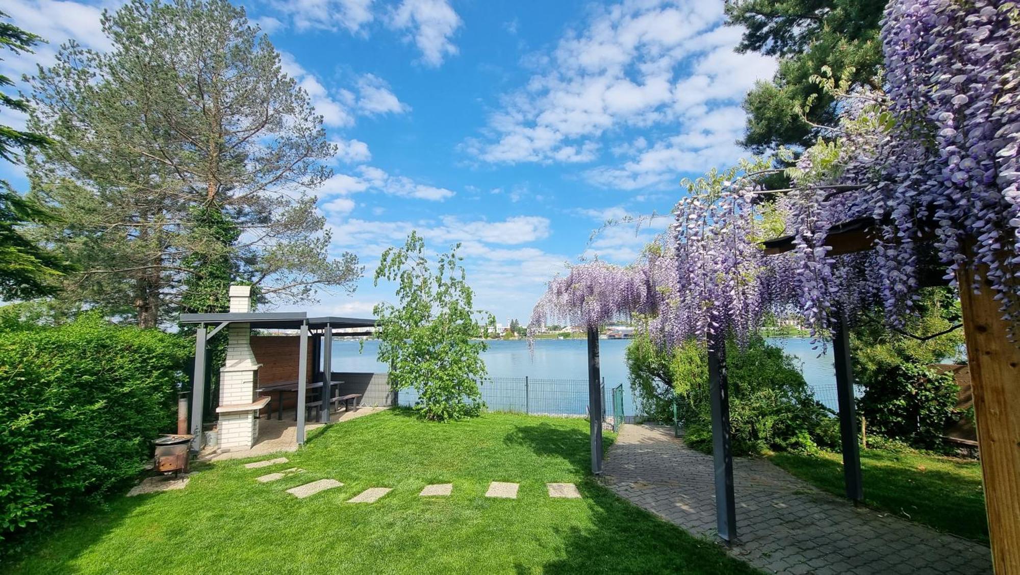 Topsenec-Lakeside Home Bagian luar foto