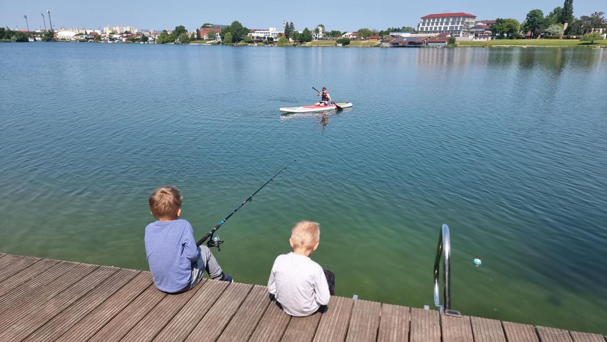 Topsenec-Lakeside Home Bagian luar foto