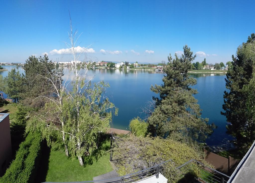 Topsenec-Lakeside Home Bagian luar foto